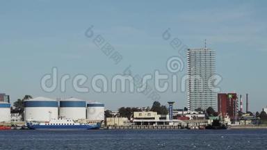 科罗尼亚斯皮特新轮渡码头的克莱佩达港和城市景观